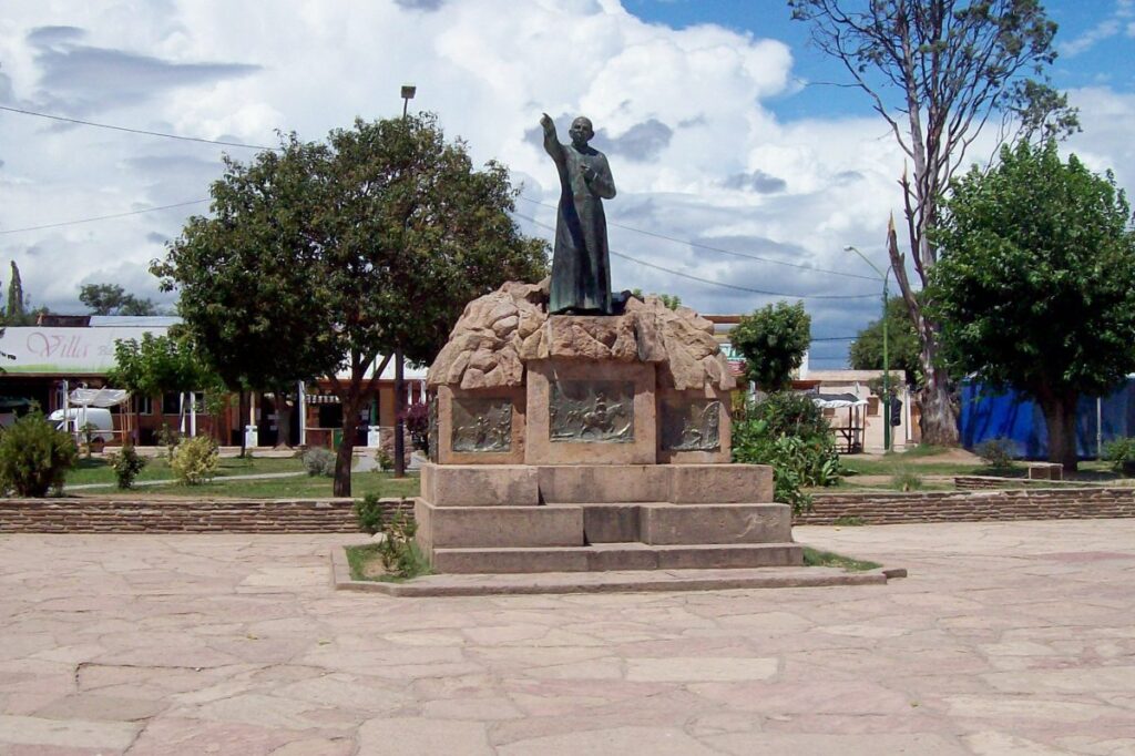 Monumento al Cura Brochero en la plaza Centenaria Córdoba Argentina